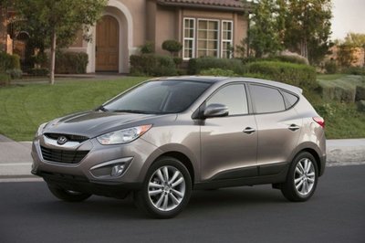 2010-hyundai-tucson-front-angle-view-588x3911.jpg