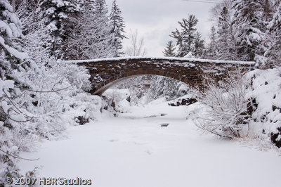Winter_Bridge_Lester_River_Duluth_MN_2005_MM.jpg