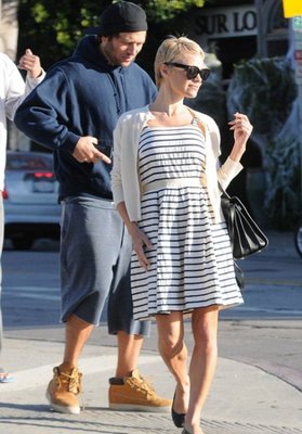 pamela-anderson-shows-short-hair-in-los-angeles_2.jpg