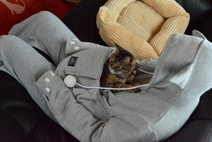 hoodie-cat-pouch-pocket-sweatshirt-mewgaroo-5.jpg