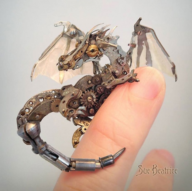 1817710-R3L8T8D-650-recycled-watch-parts-sculptures-vintage-antique-susan-beatrice-25.jpg