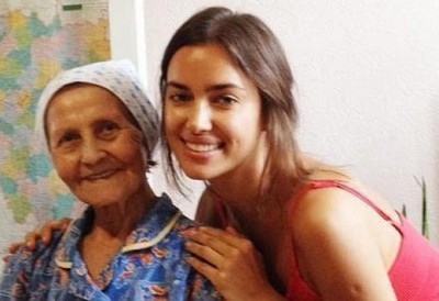 Irina_Shayk_s_babushkoy.jpg